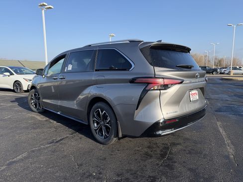 Used 2026 Toyota Sienna Platinum image 6