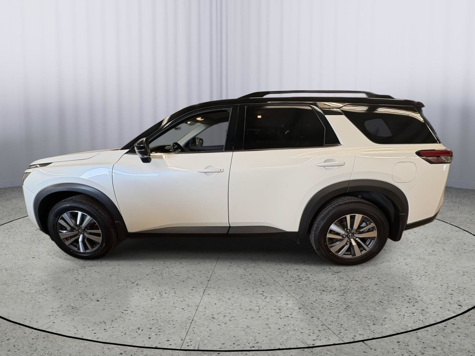 Used 2024 Nissan Pathfinder SL AWD/4WD image 2
