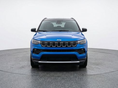 Used 2025 Jeep Compass Limited AWD/4WD image 2