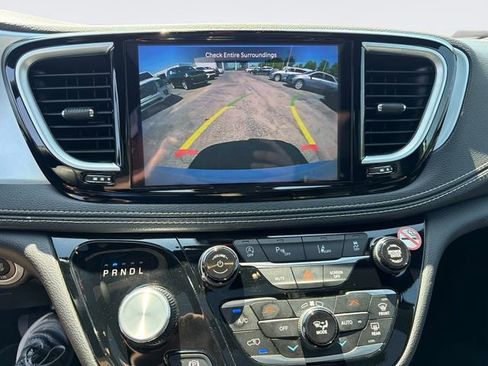 Used 2025 Chrysler Pacifica Limited FWD image 34