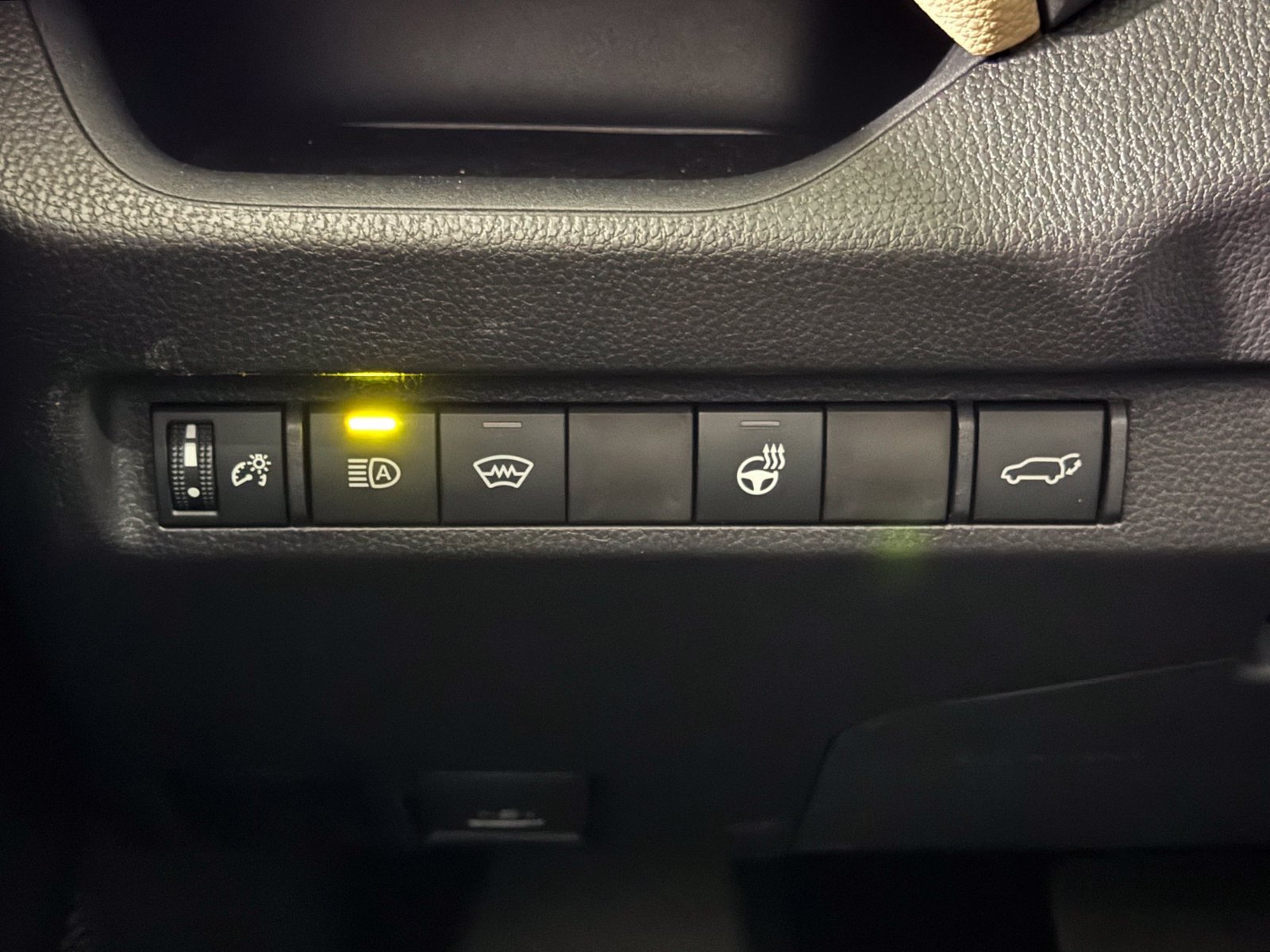 Used 2025 Toyota RAV4 XLE Premium w/ Weather Package AWD/4WD image 31