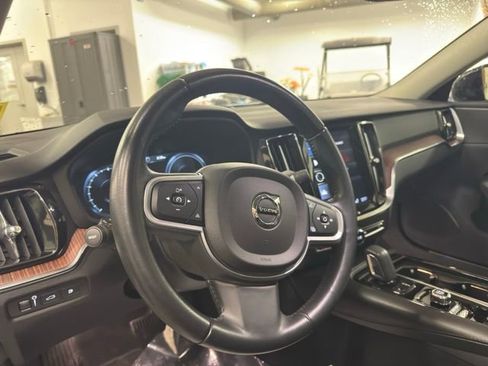 Used 2021 Volvo S60 T8 R-Design Expression image 10