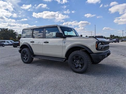 New 2025 Ford Bronco Outer Banks w/ Black Appearance Package image 2