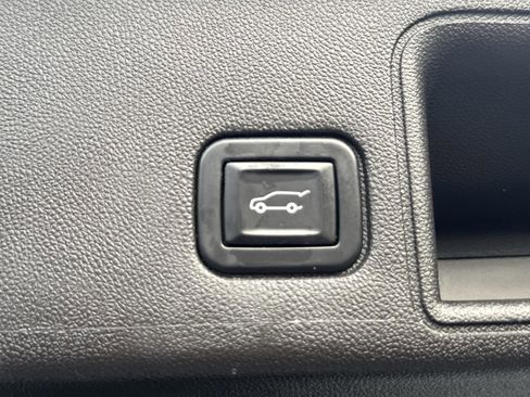 Used 2022 GMC Terrain SLT w/ Tech Package image 9