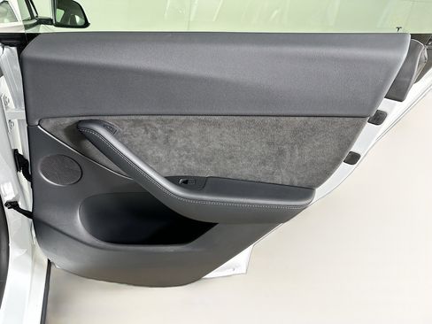 Used 2022 Tesla Model Y Long Range image 31