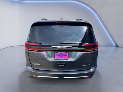 Used 2022 Chrysler Pacifica Limited FWD image 3