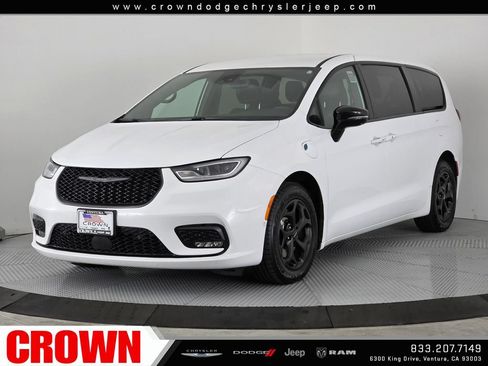 Certified 2024 Chrysler Pacifica Limited FWD image 3