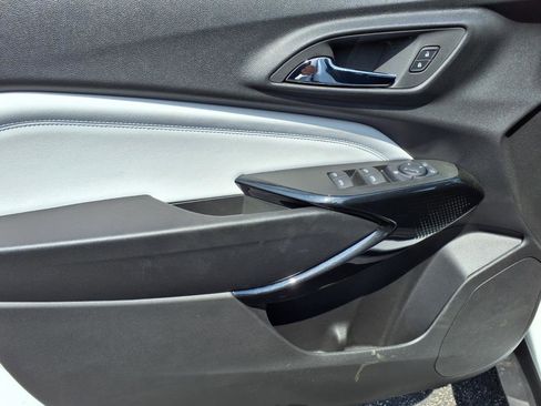 New 2025 Chevrolet Trax LT image 9