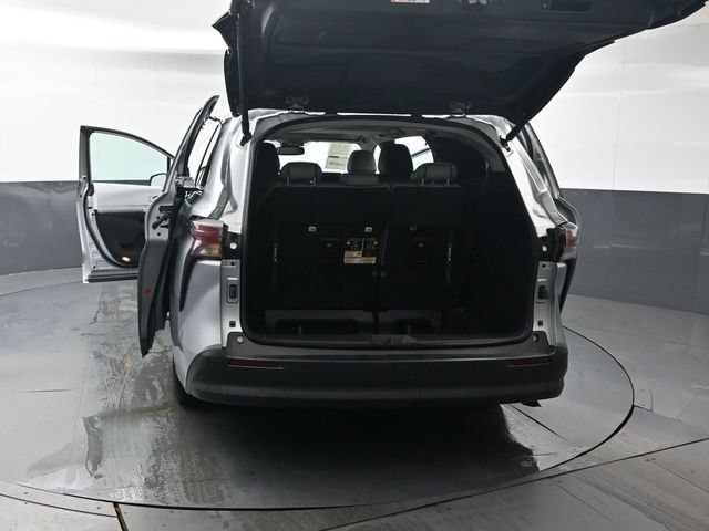 Used 2025 Toyota Sienna XLE FWD image 54