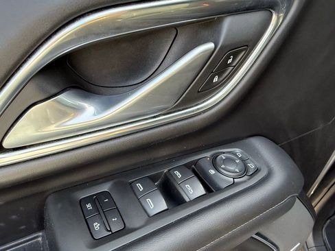 Used 2022 Chevrolet Suburban LT RWD image 11