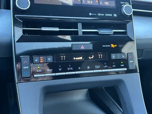 Used 2020 Toyota Avalon Limited image 11