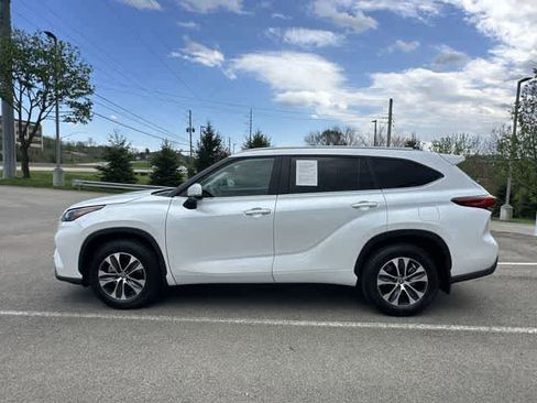 Used 2023 Toyota Highlander XLE AWD/4WD image 2