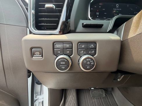 Used 2024 GMC Sierra 3500 Denali w/ Denali Reserve Package AWD/4WD image 4