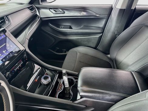 Used 2023 Jeep Grand Cherokee Laredo image 23