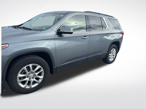Used 2020 Chevrolet Traverse LT w/ Driver Confidence II Package AWD/4WD image 3