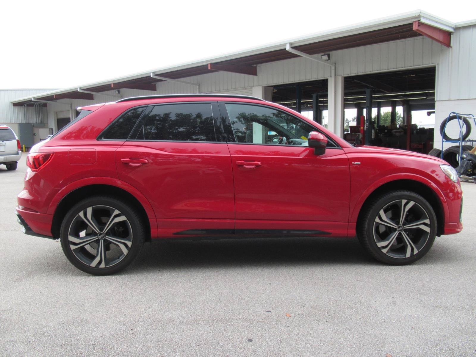 Used 2023 Audi Q3 2.0T Premium Plus w/ Premium Plus Package AWD/4WD image 2