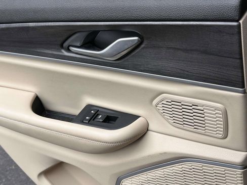 Used 2022 Jeep Grand Cherokee Limited image 24