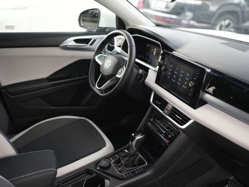 Used 2025 Volkswagen Taos SE w/ Panoramic Sunroof Package image 17