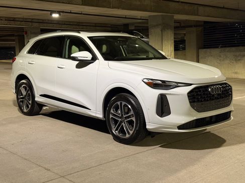 Used 2025 Audi Q5 Premium w/ Convenience Package image 6