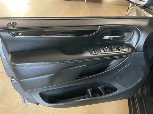 Used 2018 Dodge Grand Caravan SE FWD image 22