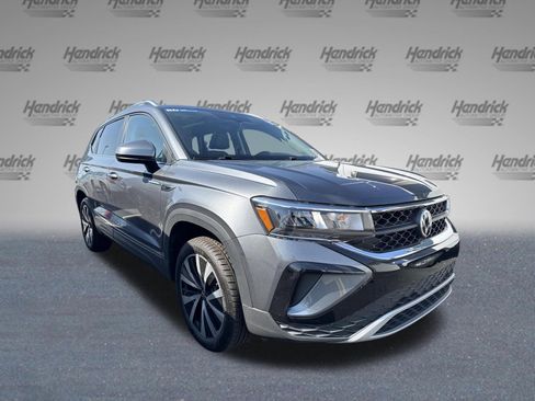 Used 2024 Volkswagen Taos SE image 2