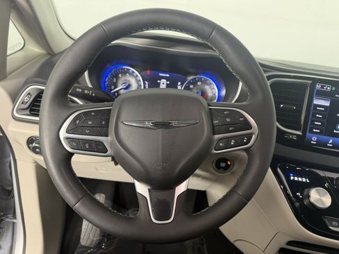 Used 2024 Chrysler Pacifica Touring-L FWD image 21