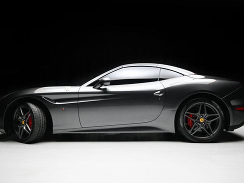 Used 2016 Ferrari California T image 31