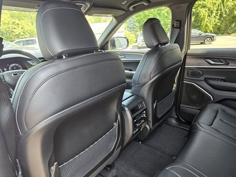 New 2025 Jeep Grand Cherokee Limited w/ Black Appearance Package image 32