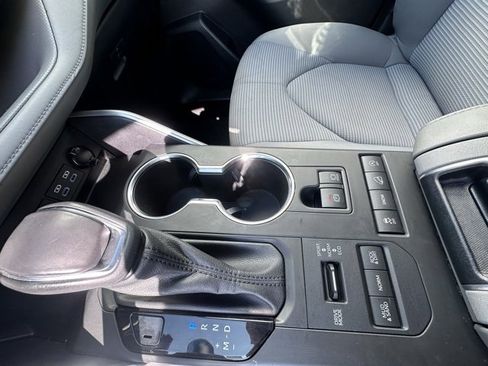 Used 2022 Toyota Highlander LE image 31