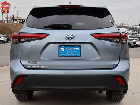 Used 2021 Toyota Highlander XLE image 4