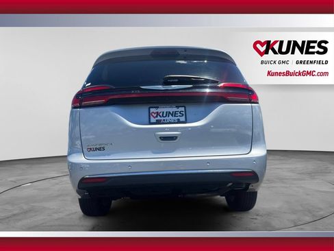 Used 2024 Chrysler Pacifica Touring-L FWD image 8