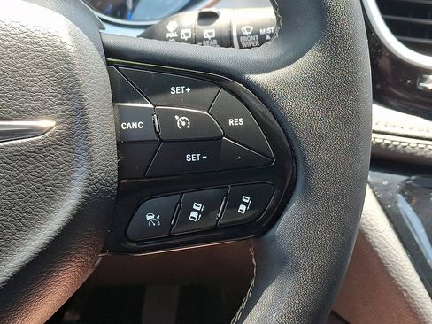 Used 2025 Chrysler Pacifica Limited FWD image 24