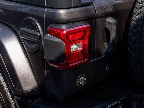 Used 2018 Jeep Wrangler Unlimited Sahara image 38