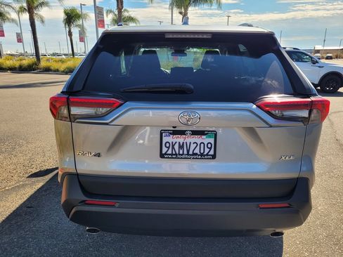 Used 2021 Toyota RAV4 XLE FWD image 5
