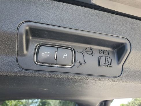 Used 2020 Ford Explorer Limited RWD image 9