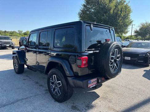 Used 2026 Jeep Wrangler Unlimited Sahara AWD/4WD image 3