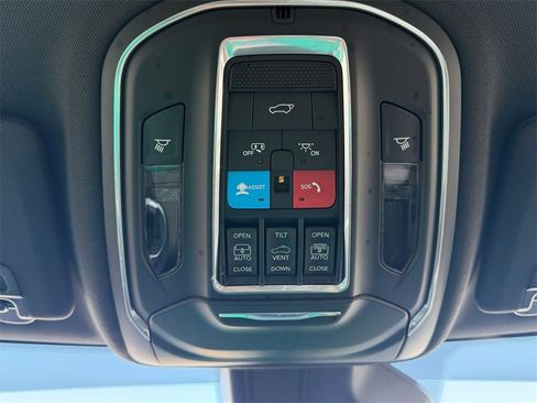 Used 2024 Jeep Grand Cherokee Limited image 29