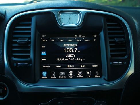 Used 2015 Chrysler 300 Limited RWD image 14
