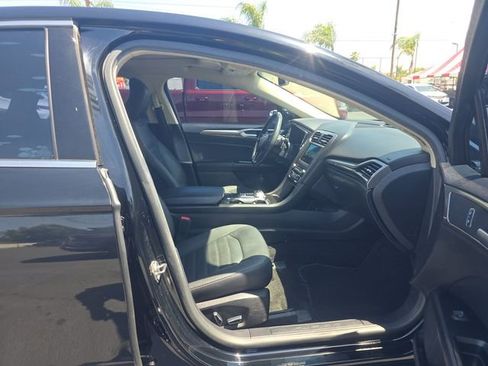 Used 2018 Ford Fusion SE w/ Fusion SE Technology Package FWD image 6