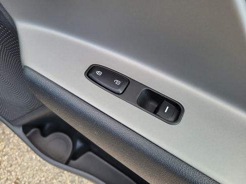 Used 2018 Kia Niro LX FWD image 11