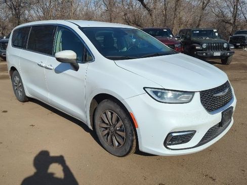 Used 2023 Chrysler Pacifica Touring-L image 2