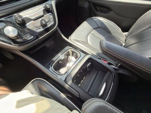 Used 2025 Chrysler Pacifica Limited FWD image 14