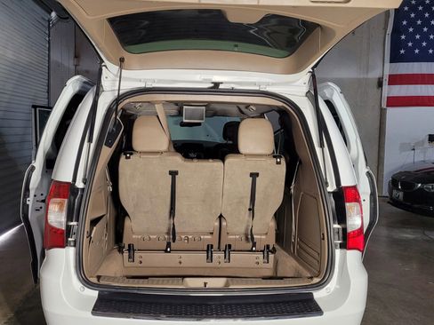 Used 2016 Chrysler Town & Country Touring image 9