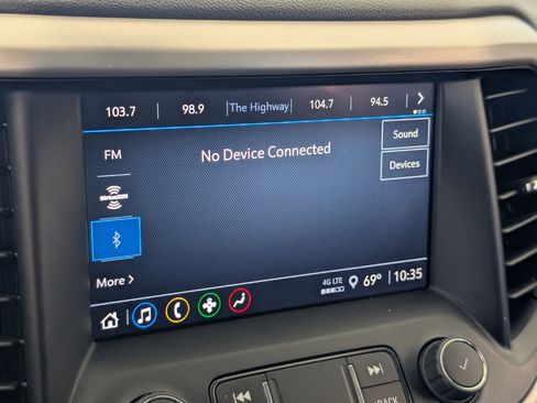 Used 2023 GMC Acadia SLE FWD image 29