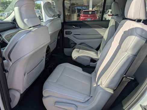Used 2022 Jeep Grand Cherokee L Overland w/ Luxury Tech Group IV RWD image 29