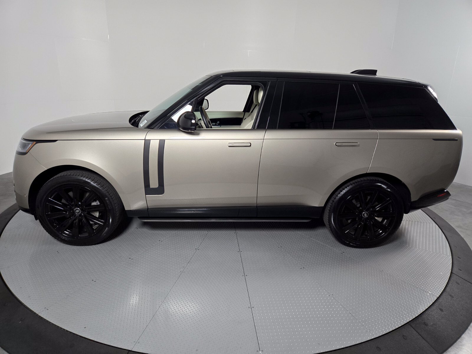 Used 2025 Land Rover Range Rover SE AWD/4WD image 33