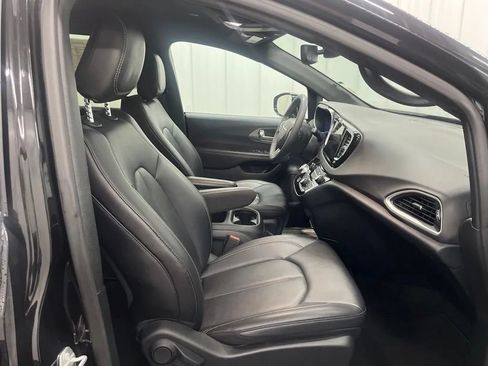 Used 2025 Chrysler Pacifica Select FWD image 10