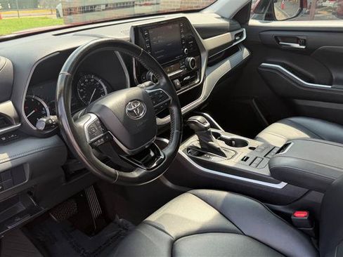 Used 2021 Toyota Highlander XLE AWD/4WD image 34