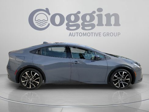 Certified 2025 Toyota Prius Plug-In Hybrid FWD image 4