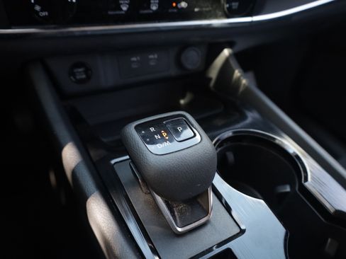 Used 2024 Nissan Rogue S FWD image 9